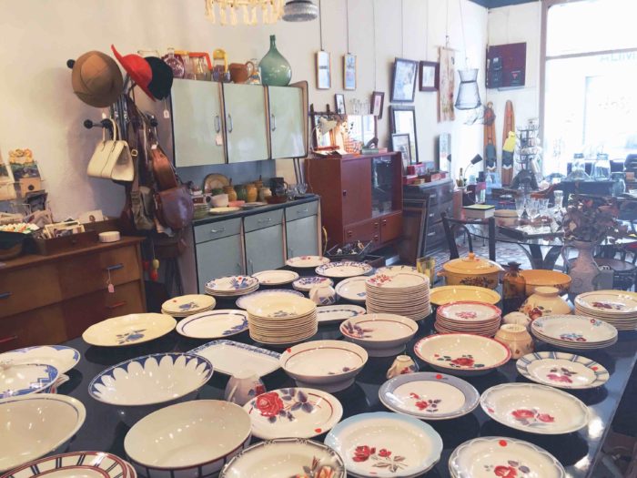 joli rouge brocante marseille rue d'aubagne 