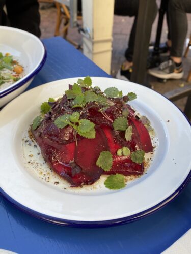 carpaccio de betteraves et mousse au chèvre fumée