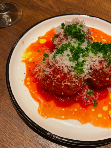 boulettes de viande à l'arrabiata, vieux cheddar